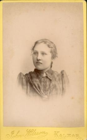 Kort från Amanda Svensson-Hallberg f. 1872 i Ebbehult, Madesjö och som flyttade till Gotland och sedan till Stockholm. Ungdomsvänner? Ägare: I. Eriksson