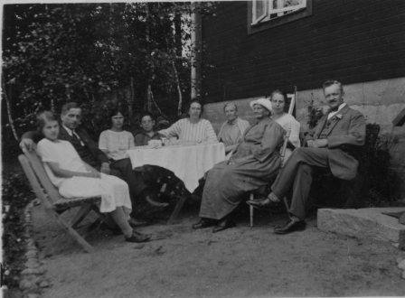 Kvinnan i vit hatt Johanna Sofia Åkerholm, mannen till vänster Larsson med dotter