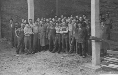 arbetare vid Nylund & Sons pianofabrik vid utbyggnad på 1950-talet. Direktör Emil Nylund i hatt till höger.